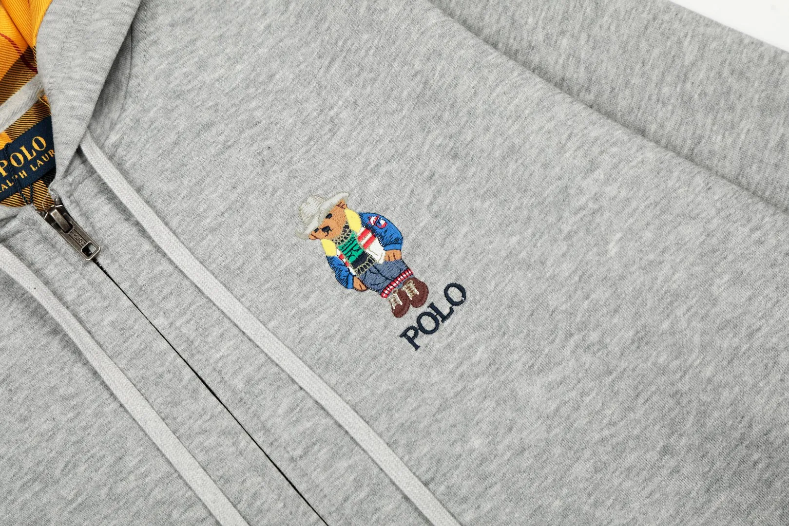 P290 Top Quality" Style Number: 8102# [Ralph Lauren Bear Full Zipper Hooded Autumn and Winter Jacket for Men and Women] ✅Ralph Lauren Simple Color Embroidered Bear Basic Classic Zipper Hooded Jacket ✅370g double-sided cotton heavy fabric Fabric texture version YYDS~ ✅Customized zipper Pure cotton hood rope Full body four-needle six-thread top-stitch design Quality restoration ✅Contrast color yarn-dyed plaid inside Add a little more color without losing the simple and basic style ✅The upper body is simple and easy to match, a must-have for ootd, a versatile style, recommended for couples to wear when traveling~ Size: S-XL Color: White Gray Navy